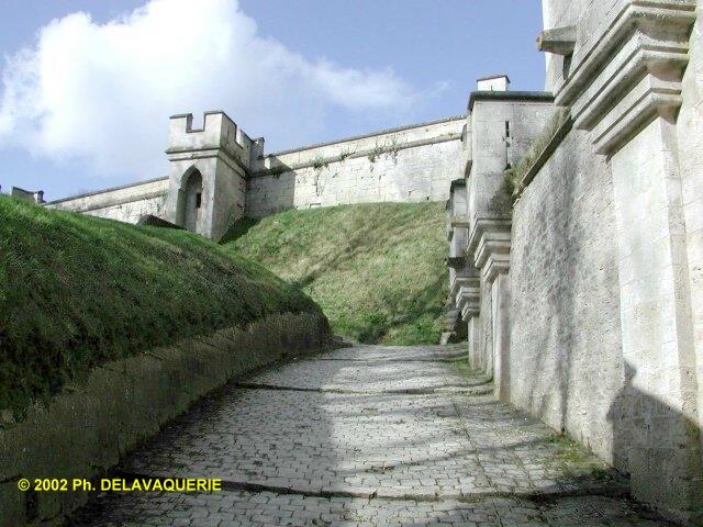 Château de Pierrefonds - La dernière montée avant l'esplanade davant le château.