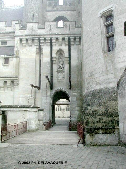 Château de Pierrefonds - L'entrée avec son pont-levis.