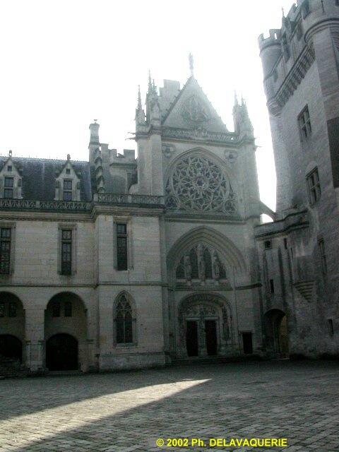 Château de Pierrefonds - Cours d'honneur : La chappelle. Sur le côté droit on aperçoit l'entrée de la "cours des provisions"