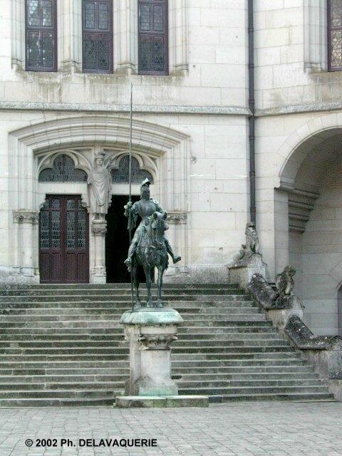 Château de Pierrefonds - Cours d'honneur : Statues de Louis 1er d'Orléans.