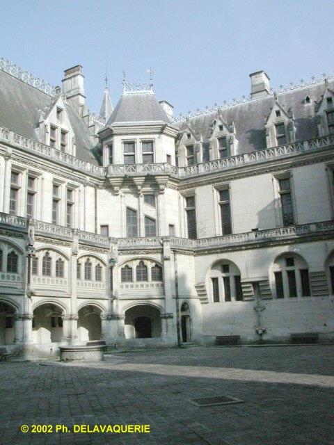 Château de Pierrefonds - Cours d'honneur : L'escalier double.