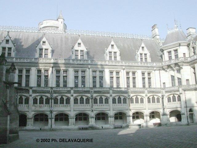 Château de Pierrefonds - Cours d'honneur.