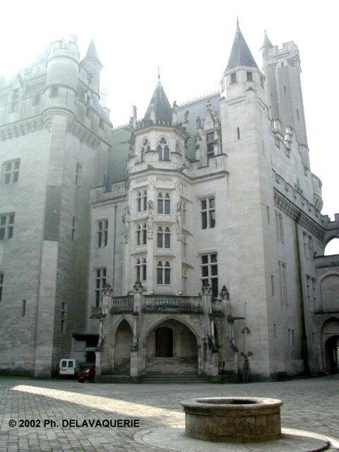 Château de Pierrefonds - Cours d'honneur : Le donjon.