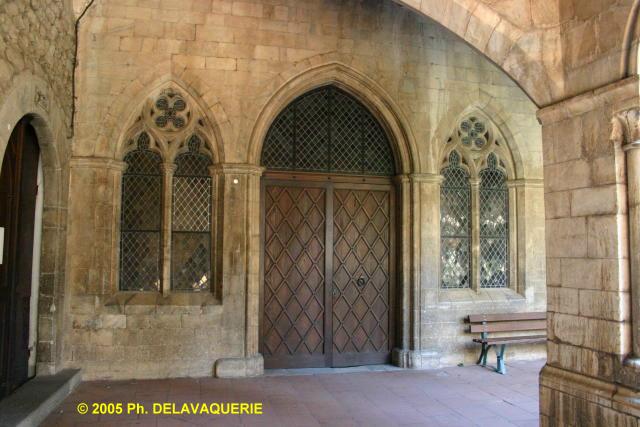 Abbaye Sainte Marie d'Arles-sur-Tech - Le cloître : Entrée de l'église.