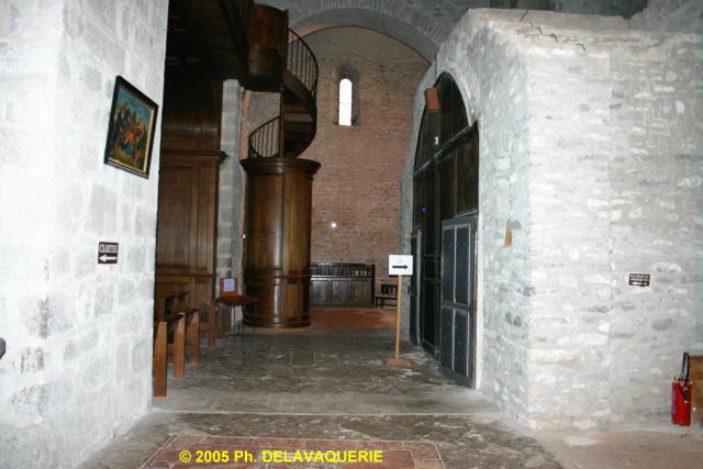 Abbaye Sainte Marie d'Arles-sur-Tech - L'église : Porte donnant accés au parvis.