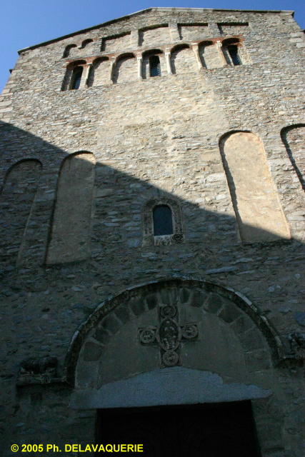 Abbaye Sainte Marie d'Arles-sur-Tech - L'église : Le parvis