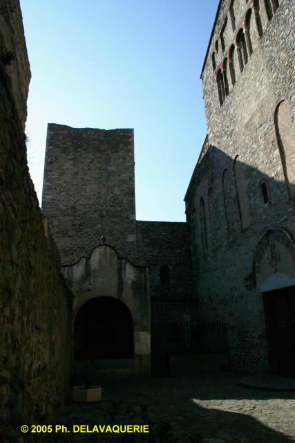 Abbaye Sainte Marie d'Arles-sur-Tech - L'église : Le parvis avec une des deux tours de défense XIe siècle.