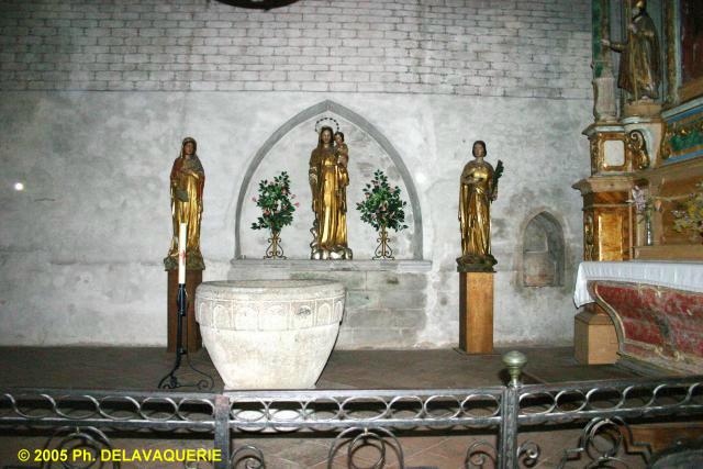 Abbaye Sainte Marie d'Arles-sur-Tech - L'église : L'ancienne chapelle du rosaire avec la cuve baptismale du XIIe siècle.