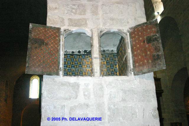 Abbaye Sainte Marie d'Arles-sur-Tech - L'église : Une des deux armoires à reliques taillées dans les piliers de la deuxième travée avec un décor peint.