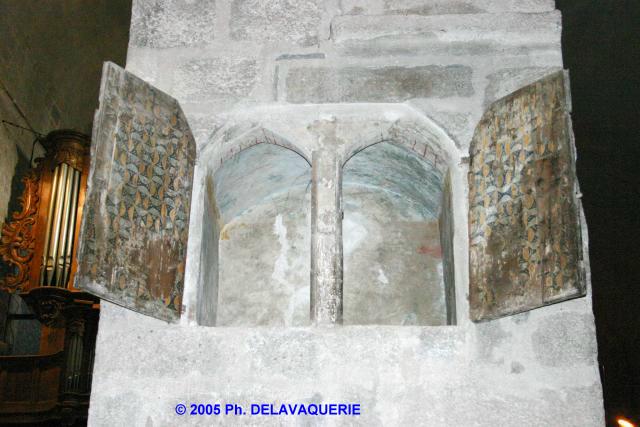 Abbaye Sainte Marie d'Arles-sur-Tech - L'église : Une des deux armoires à reliques taillées dans les piliers de la deuxième travée avec un décor peint.