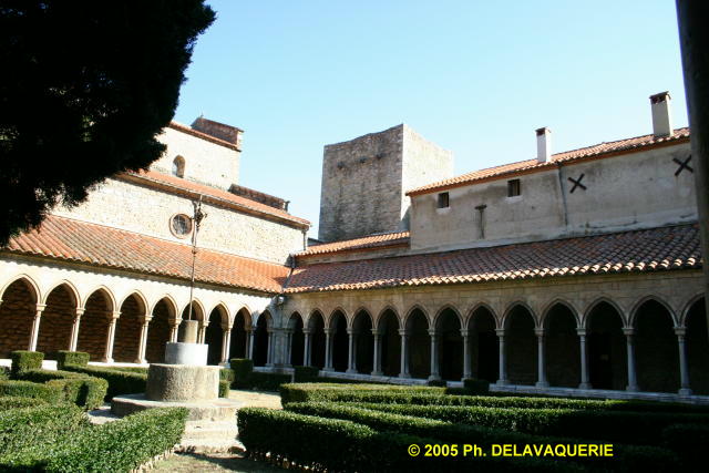 Abbaye Sainte Marie d'Arles-sur-Tech - Le cloître avec au centre la Creu del Gra XVIe siècle.