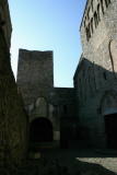 Abbaye Sainte Marie d'Arles-sur-Tech - L'église : Le parvis avec une des deux tours de défense XIe siècle.