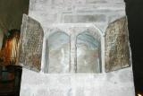 Abbaye Sainte Marie d'Arles-sur-Tech - L'église : Une des deux armoires à reliques taillées dans les piliers de la deuxième travée avec un décor peint.