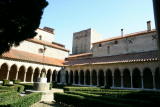 Abbaye Sainte Marie d'Arles-sur-Tech - Le cloître avec au centre la Creu del Gra XVIe siècle.