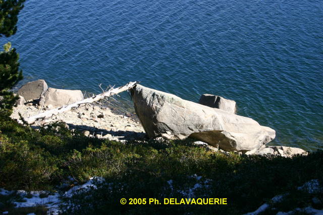 Les Bouillouses - Le lac des Bouillouses : un bateau de pierre échoué sur la rive (Altitude 2000 m).