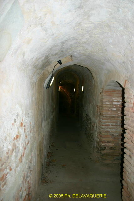 Château royal de Collioure - Les sous-terrains qui débouchent sur la place d'Armes.
