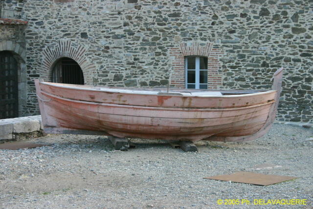 Château royal de Collioure - La place d'Armes : une barque.