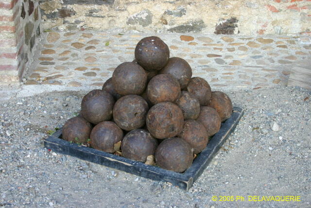 Château royal de Collioure - La place d'Armes : un tas de boulets.
