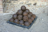 Château royal de Collioure - La place d'Armes : un tas de boulets.