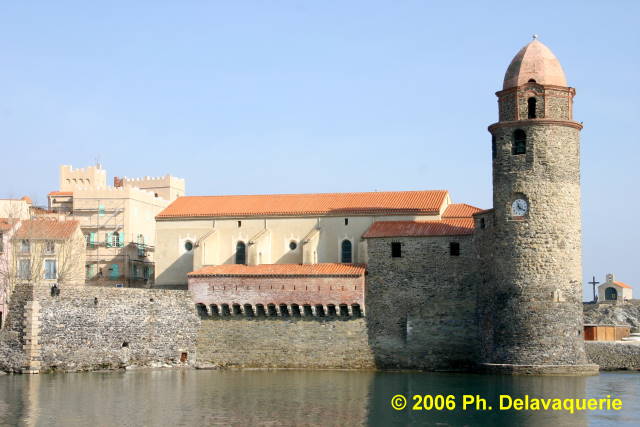 Eglise Notre Dame des Anges de Collioure - L'église et son clocher-phare-prison prise du port d'avall.