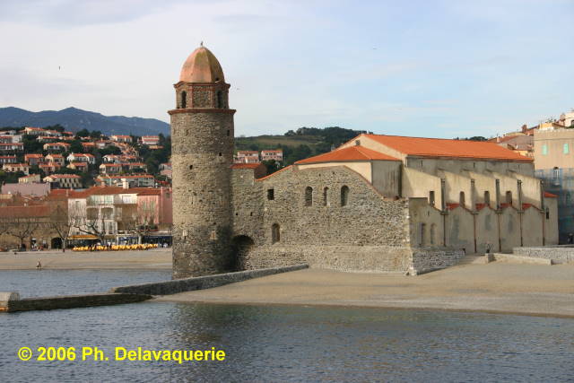 Eglise Notre Dame des Anges de Collioure - L'église prise de l'îlot saint Vincent.