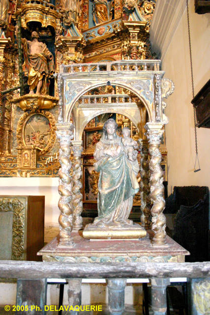 Chapelle Saint Pierre du Chteau de Corbre - Vierge à l'enfant placée dans un réceptacle aux colonnes torsadées.