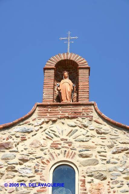 Eglise Sainte Marie Madeleine de Corbre-les-Cabanes - Extérieur. Statue en terre cuite de Marie