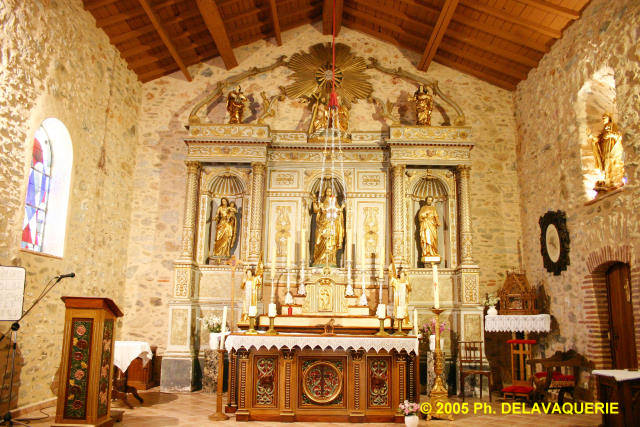 Eglise Sainte Marie Madeleine de Corbre-les-Cabanes - Choeur : Retable en bois sculpté et peint daté de la période pré-baroque(1650-1675).