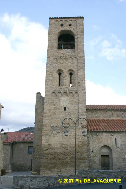 Eglise Sainte Marie de Corneilla de Conflent - Angle Sud-ouest : La tour clocher, XIe siècle, ampute le bas-côté droit de l'église. Elle mesure 22 m de haut pour 5.5 m de côté.