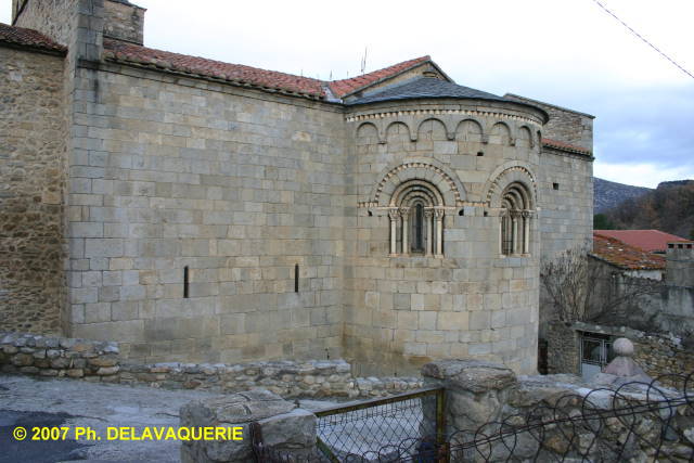 Eglise Sainte Marie de Corneilla de Conflent - Façade Est : Avec l'arrondi de l'abside.