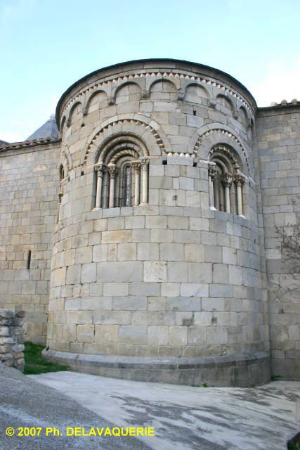 Eglise Sainte Marie de Corneilla de Conflent - Façade Est : L'arrondi de l'abside avec son décor sculpté. Les fenêtres sont en plein cintre et double embrassement.