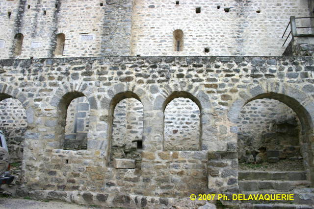 Eglise Sainte Marie de Corneilla de Conflent - Façade Nord : Les restes du cloître.