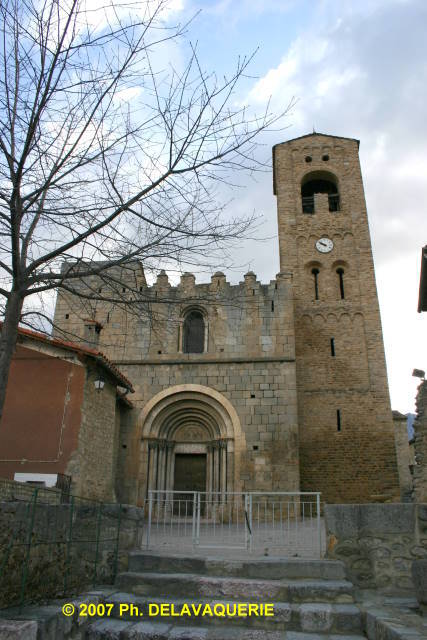 Eglise Sainte Marie de Corneilla de Conflent - Façade Ouest : L'église et son portail.