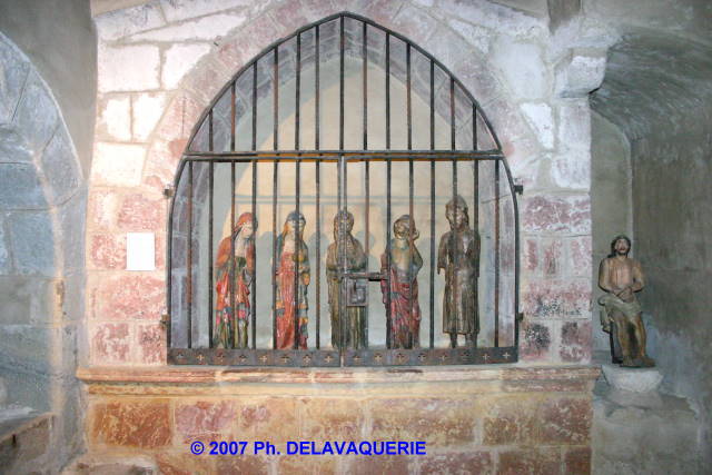 Eglise Sainte Marie de Corneilla de Conflent - A gauche : Une scène de mise au tombeau du XVe siècle en bois polychrome dont il manque le gisant. Les quatre statues de gauche proviennent du même atelier, mais joseph d'Arimathie, à droite, provient d'un autre atelier.