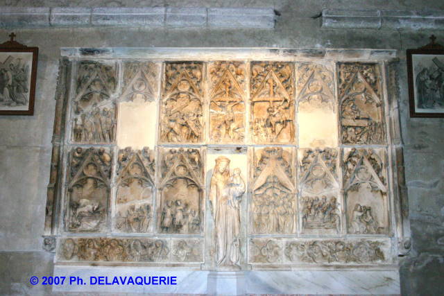 Eglise Sainte Marie de Corneilla de Conflent - Collatéral Nord : Retable gothique en marbre blanc commandé par Bérenger d'Atzat en 1345 et réalisé par le sculpteur Catalan Jacques Cascall de Berga.
