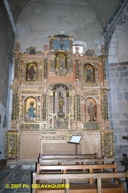 Eglise Sainte Marie de Corneilla de Conflent - Bras Nord du transept : Retable en bois polychrome et doré dédié à saint Raphaël.