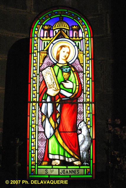 Eglise Sainte Marie de Corneilla de Conflent - Bras Nord du transept : Absidiole creusée dans la masse du mur et contenant un vitrail qui a été entièrement restauré.
