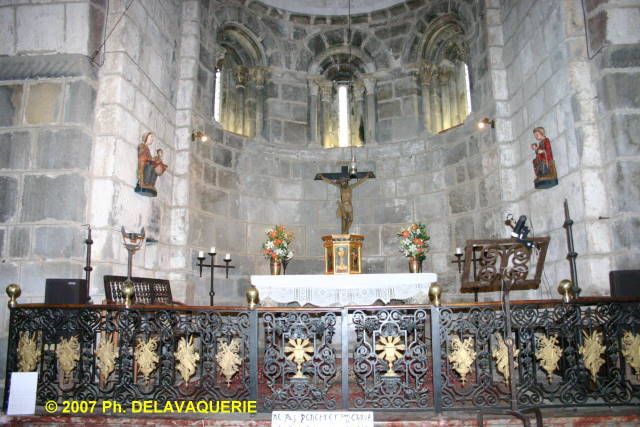 Eglise Sainte Marie de Corneilla de Conflent - Choeur : Remarquez les deux vierges en bois polychrome, à gauche Ste Marie de corneilla XIIe siècle, à droite une madone espagnole du XIII e siècle. Le maître autel en marbre griotte et blanc aux chapiteaux sculpté d'animaux et végétaux.