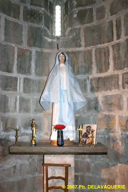 Eglise Sainte Marie de Corneilla de Conflent - Bras Sud du transept : Absidiole creusée dans la masse du mur et contenant une vierge.