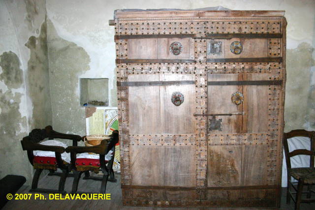Eglise Sainte Marie de Corneilla de Conflent - Sacristie : Meuble à chasubles, où l'on range les vêtements liturgiques, en bois qui était peint à l'origine.