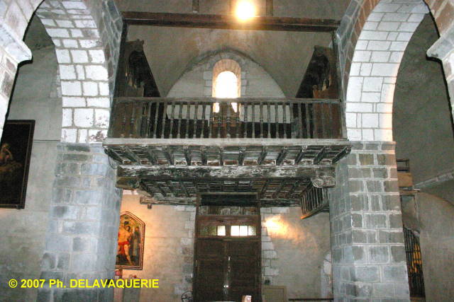 Eglise Sainte Marie de Corneilla de Conflent - Tribune contenant les chaires des chanoines qui étaient au paravent dans le choeur.