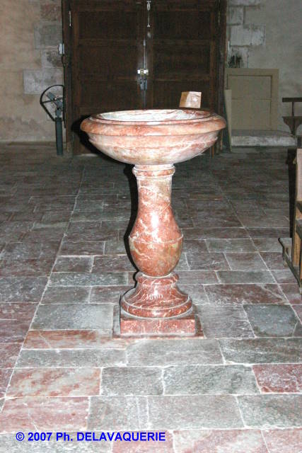 Eglise Sainte Marie de Corneilla de Conflent - Bénitier en marbre.