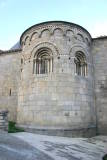 Eglise Sainte Marie de Corneilla de Conflent - Façade Est : L'arrondi de l'abside avec son décor sculpté. Les fenêtres sont en plein cintre et double embrassement.