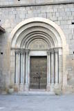Eglise Sainte Marie de Corneilla de Conflent - Façade Ouest : Portail de l'église. Remarquez le tympan sculpté représentant une vierge romane en majesté.