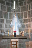 Eglise Sainte Marie de Corneilla de Conflent - Bras Sud du transept : Absidiole creusée dans la masse du mur et contenant une vierge.