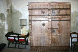 Eglise Sainte Marie de Corneilla de Conflent - Sacristie : Meuble à chasubles, où l'on range les vêtements liturgiques, en bois qui était peint à l'origine.