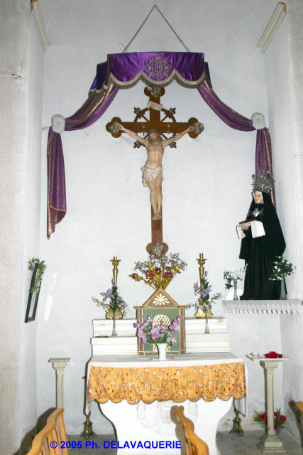Eglise Saint Martin de Corneilla de la Rivière - Chapelle de St Roch : Elle abrite maintenant un christ sur la croix.
