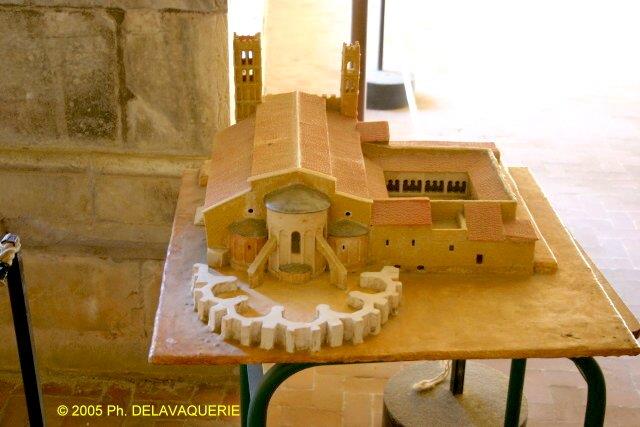 Cathédrale Sainte-Eulalie et Sainte Julie d'Elne - Cloître galerie Est : maquette de la cathédrale.