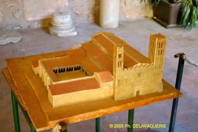 Cathédrale Sainte-Eulalie et Sainte Julie d'Elne - Cloître galerie Est : maquette de la cathédrale.