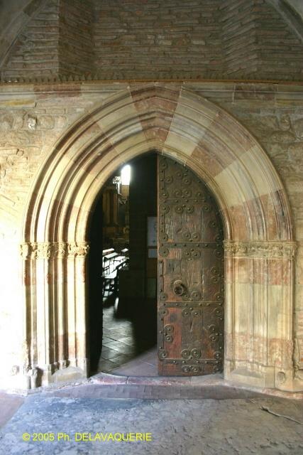 Cathédrale Sainte-Eulalie et Sainte Julie d'Elne - Cloître galerie Sud : entrée de la cathédrale.